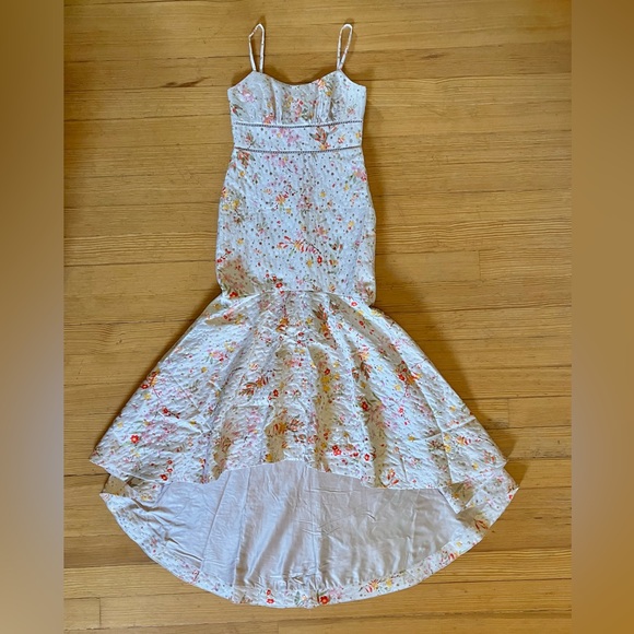 NWOT MONIQUE LHUILLIER
Wildflower Jacquard Mermaid Gown
In Ecru Sz 4. - Picture 5 of 15